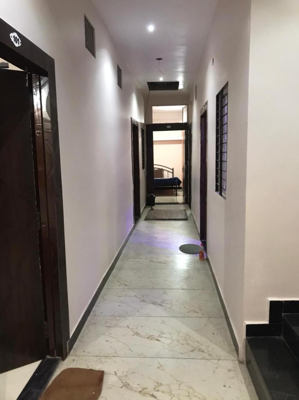 אויאיין Shivlok Guest House מראה חיצוני תמונה